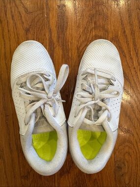 Nike Kids cheer White Sneakers with Lime Insoles
